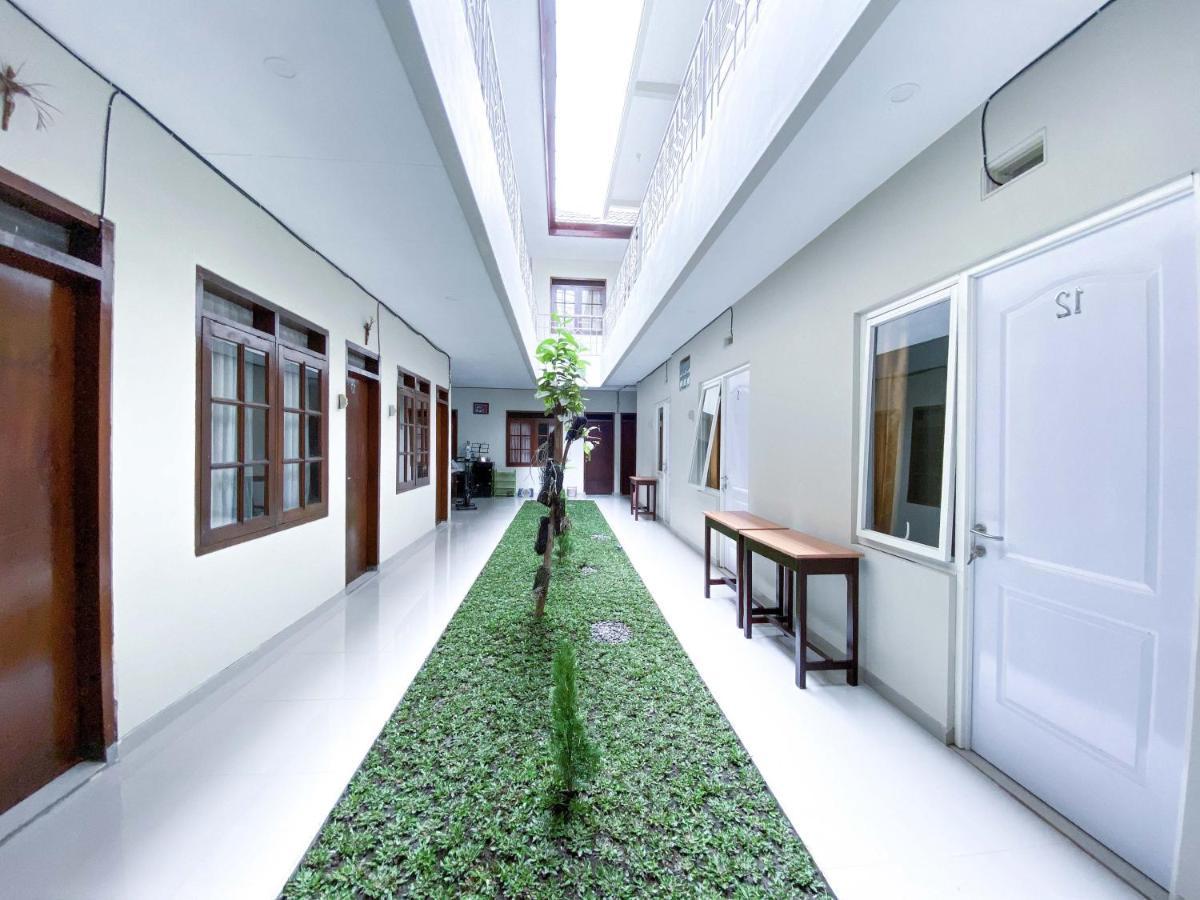 Reddoorz At Simpang Borobudur Blimbing  Екстериор снимка