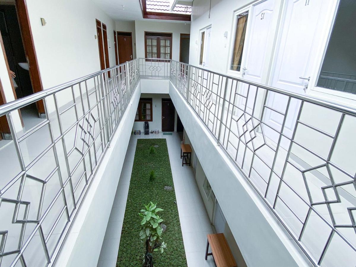 Reddoorz At Simpang Borobudur Blimbing  Екстериор снимка