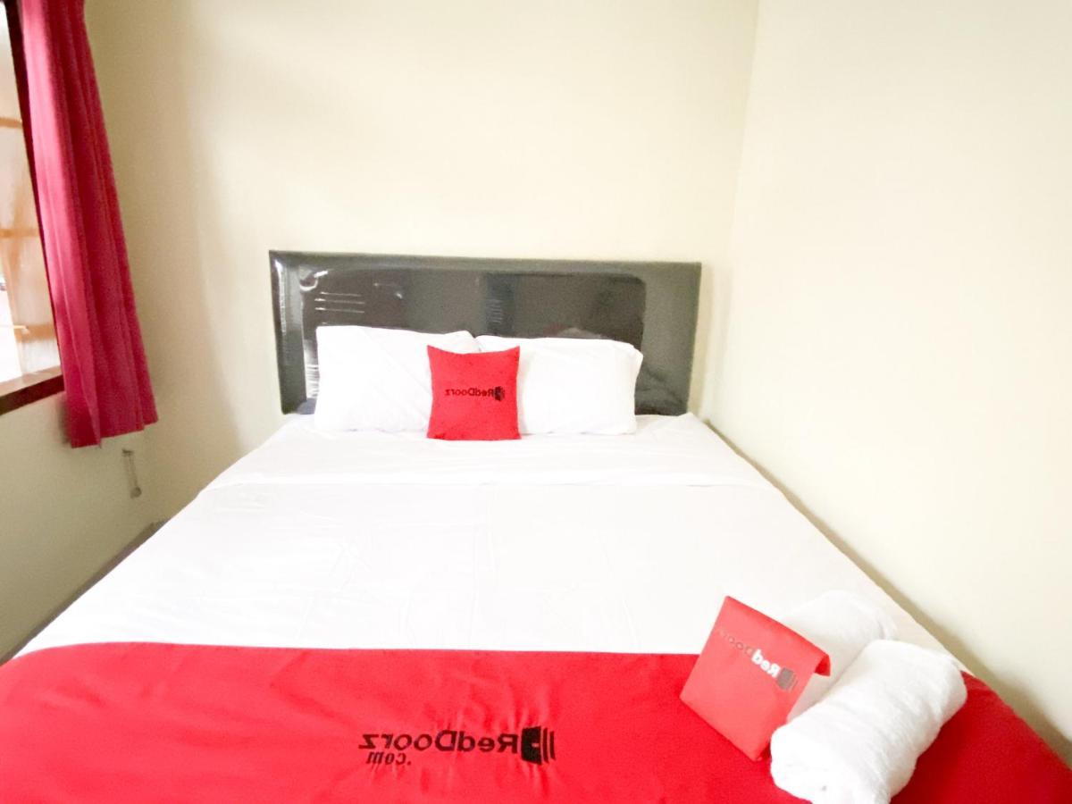 Reddoorz At Simpang Borobudur Blimbing  Екстериор снимка