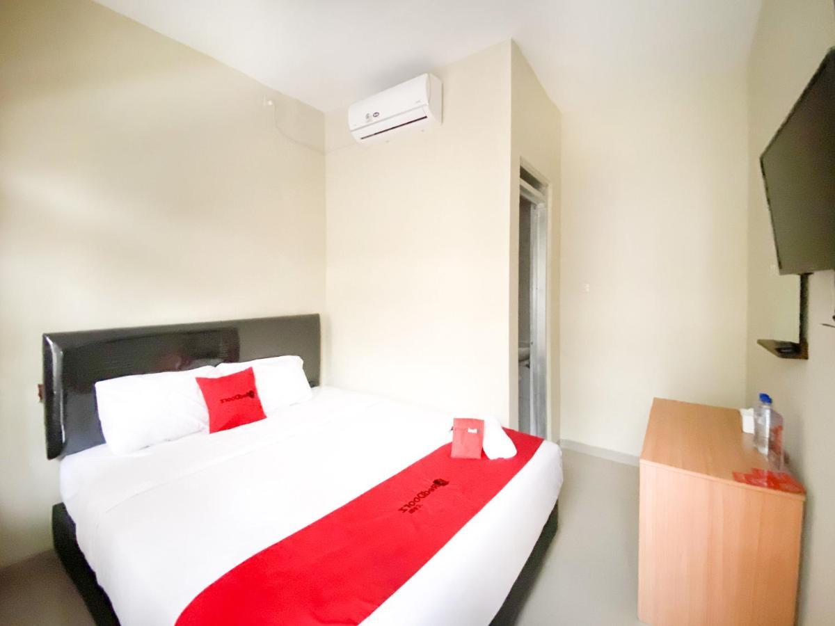 Reddoorz At Simpang Borobudur Blimbing  Екстериор снимка